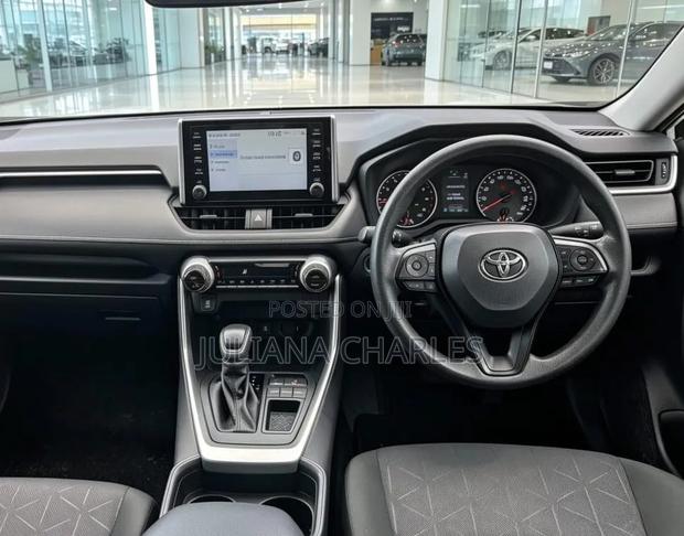 Toyota RAV4 2021 White