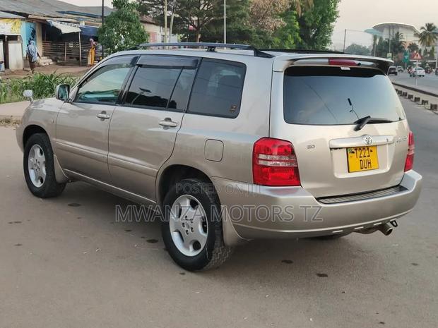 Toyota Kluger 2001 Gold