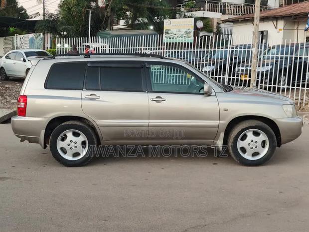 Toyota Kluger 2001 Gold