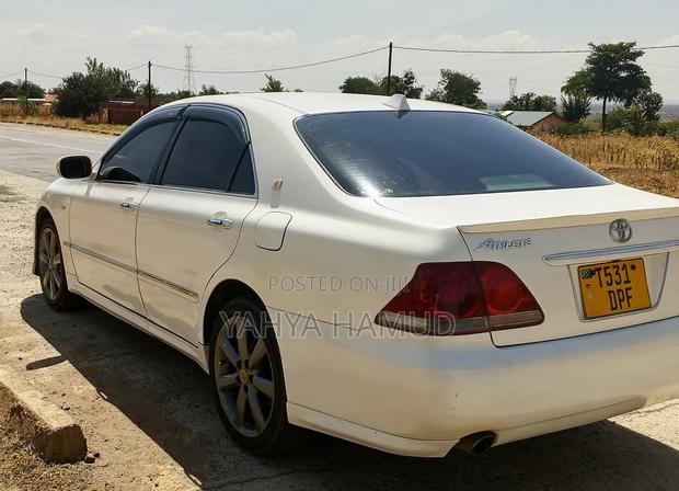 Toyota Crown 2006 White
