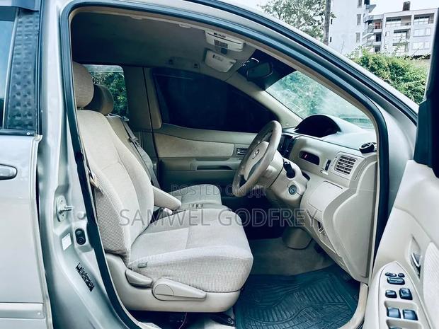 Toyota Raum 2005 Silver