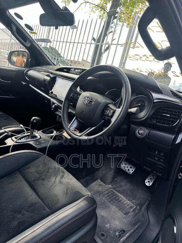 Toyota Hilux 2024 Black