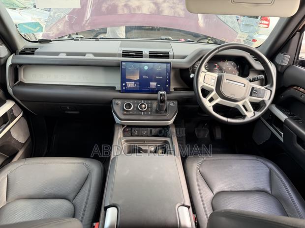 Land Rover Defender SE 2024 Red