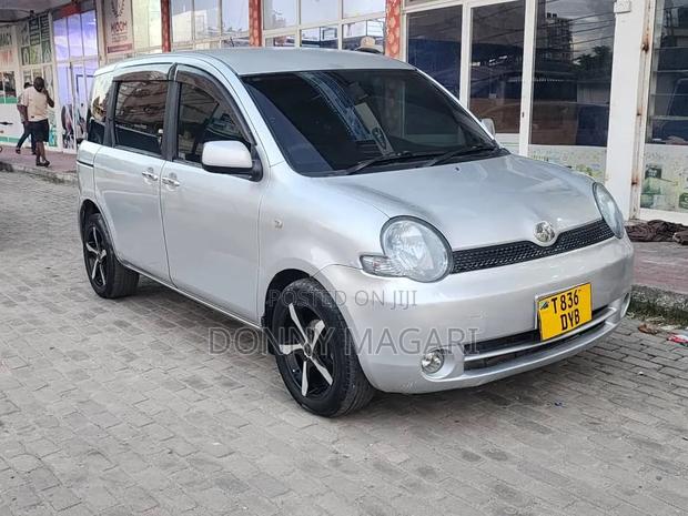 Toyota Sienta 2006 Silver