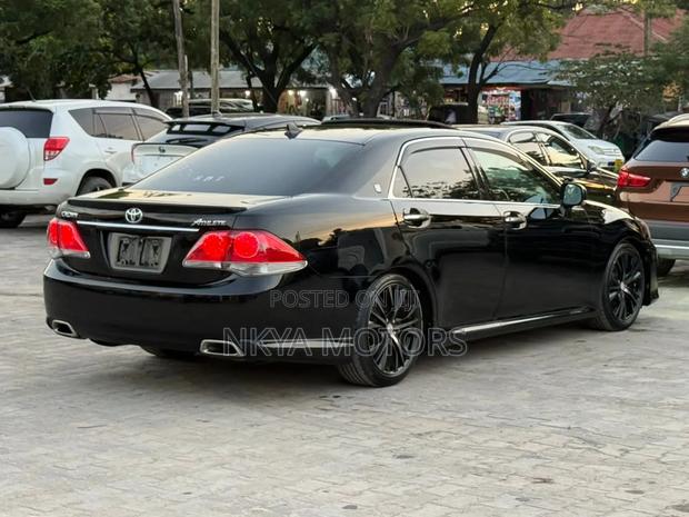 Toyota Crown 2011 Black