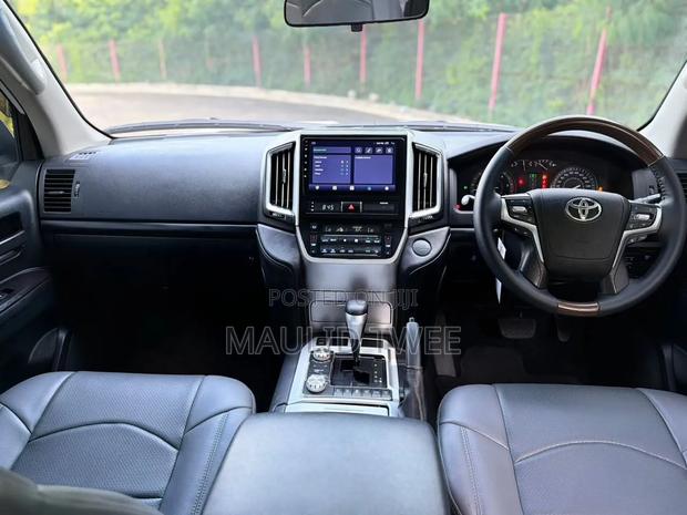 Toyota Land Cruiser 2016 White