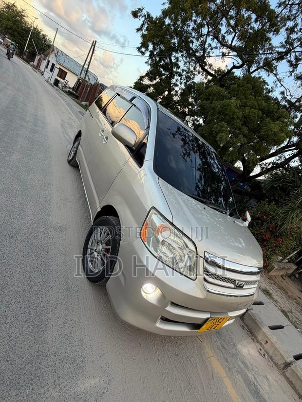 Toyota Noah 2006 Beige