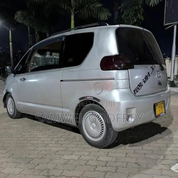 Toyota Porte 2005 Silver