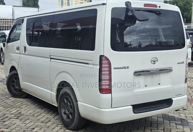 Toyota HiAce 2005 White