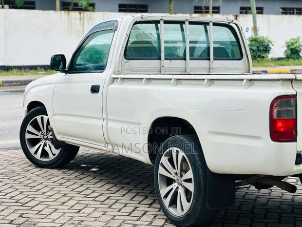 Toyota Hilux 2001 White