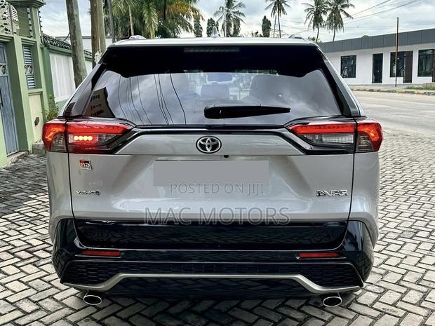 Toyota RAV4 Hybrid XLE Premium AWD 2024 Silver