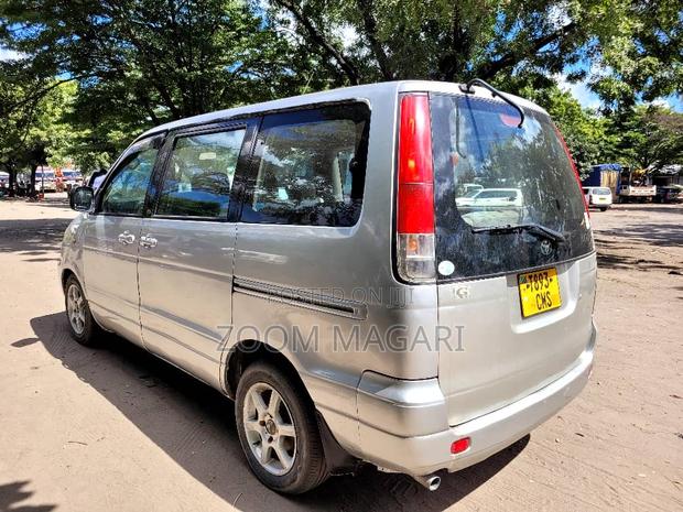 Toyota Noah 2001 Silver