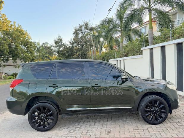 Toyota Vanguard 2010 Green