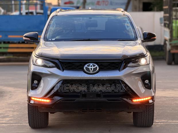Toyota Fortuner 2023 Silver