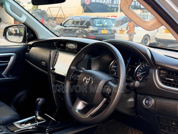 Toyota Fortuner 2023 Silver