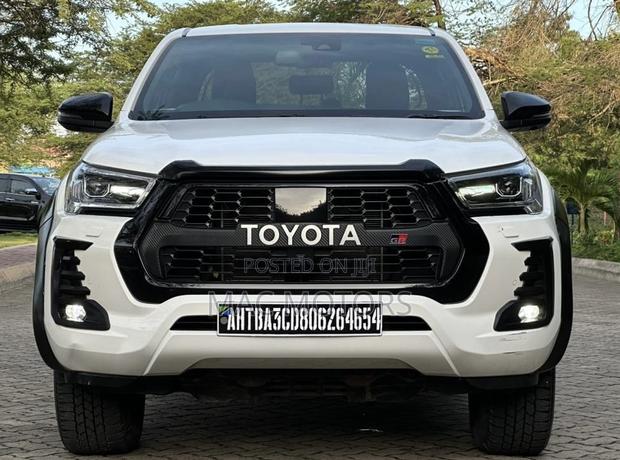 Toyota Hilux 2023 White