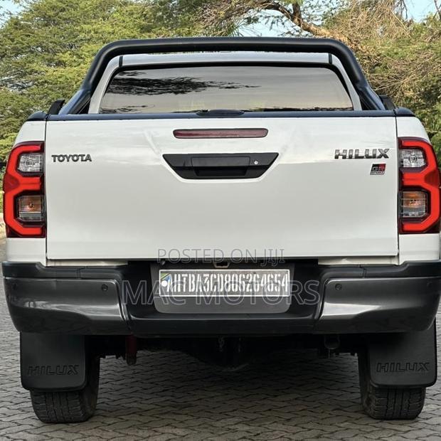 Toyota Hilux 2023 White