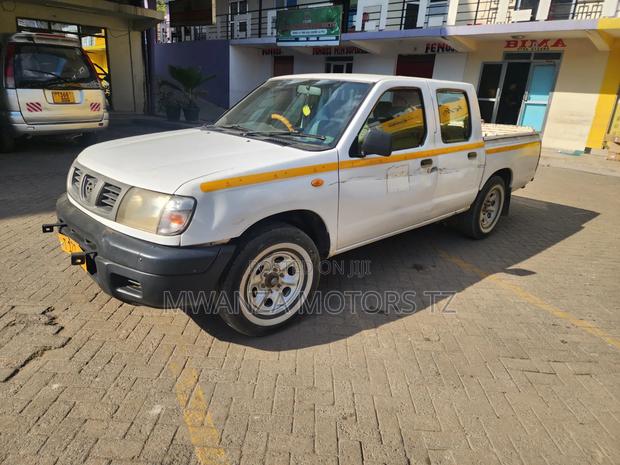 Nissan Hardbody 2003 White