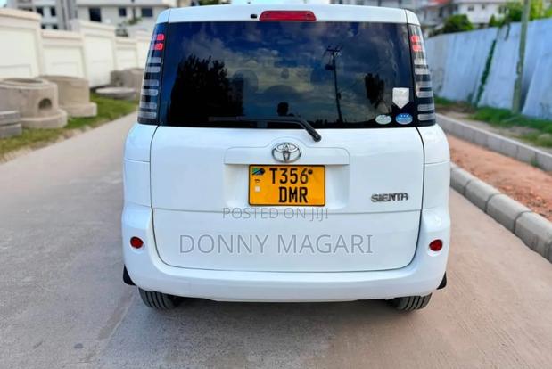 Toyota Sienta 2004 White