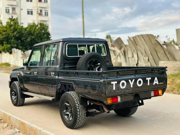 Toyota Land Cruiser 2010 Gray