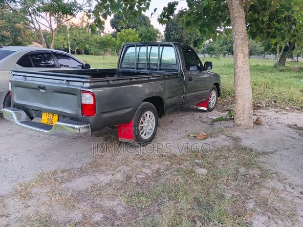 Toyota Hilux 1999 Gray