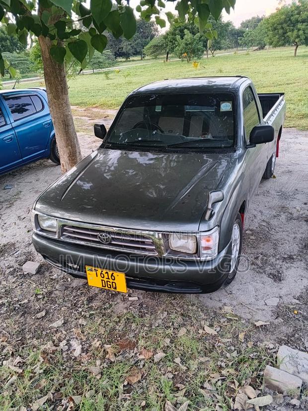 Toyota Hilux 1999 Gray