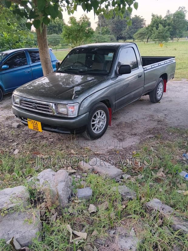 Toyota Hilux 1999 Gray