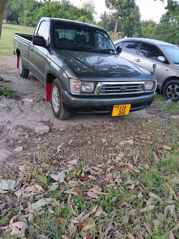 Toyota Hilux 1999 Gray