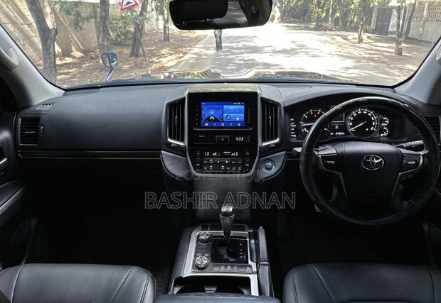 Toyota Land Cruiser 4.6 V8 ZX 2017 Black