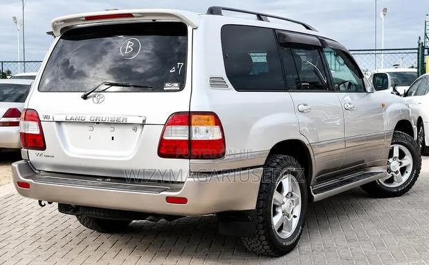 Toyota Land Cruiser 2005 Gray