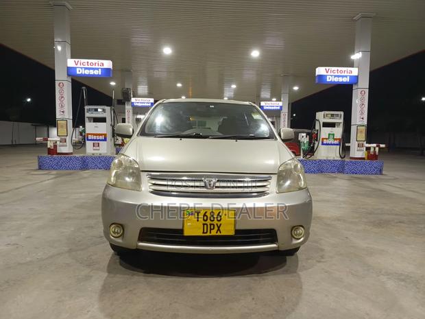 Toyota Raum 2004 Silver