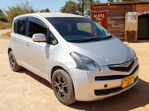 Toyota Ractis 2005 Silver