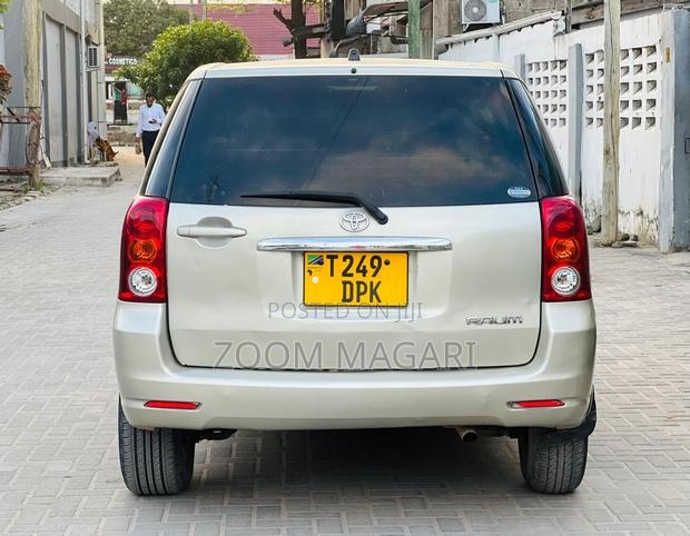 Toyota Raum 2005 Silver