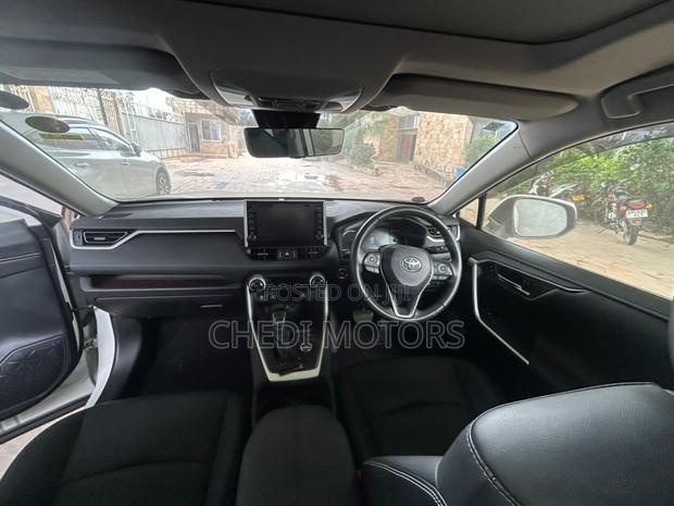 Toyota RAV4 2021 White