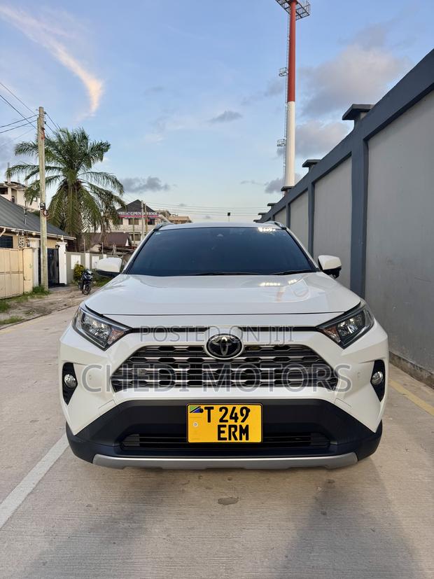 Toyota RAV4 2021 White