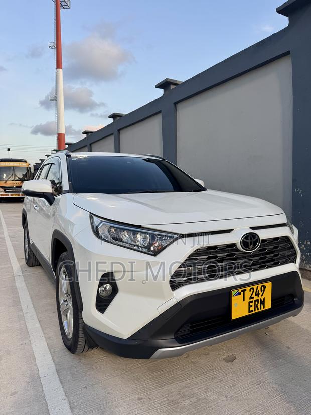 Toyota RAV4 2021 White
