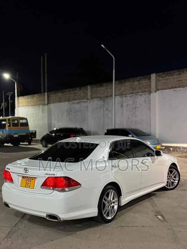 Toyota Crown 2010 White