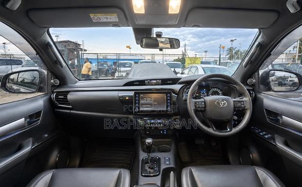 Toyota Hilux 2023 Brown