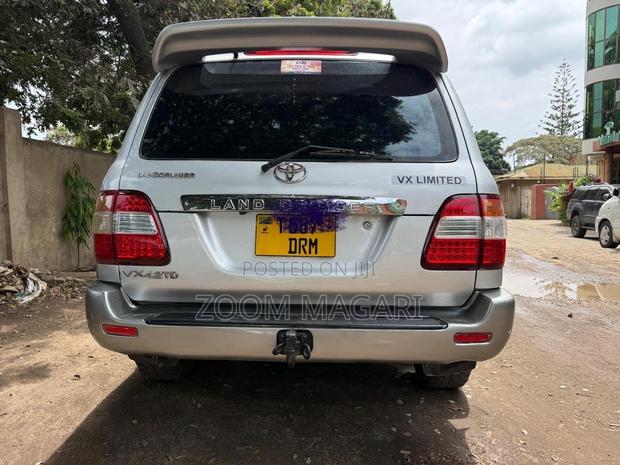 Toyota Land Cruiser 2006 Silver