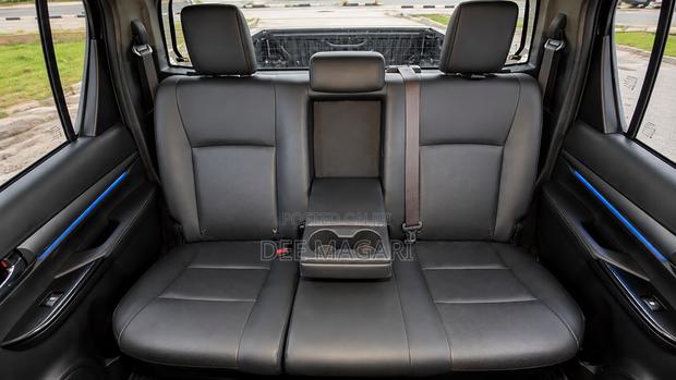 Toyota Hilux 2022 Brown