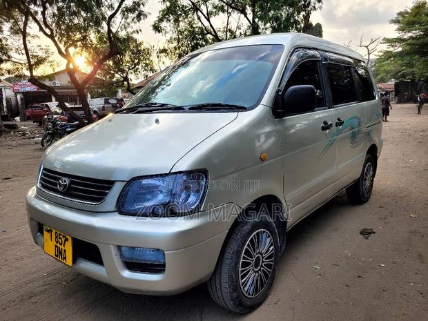 Toyota Noah 2002 Silver