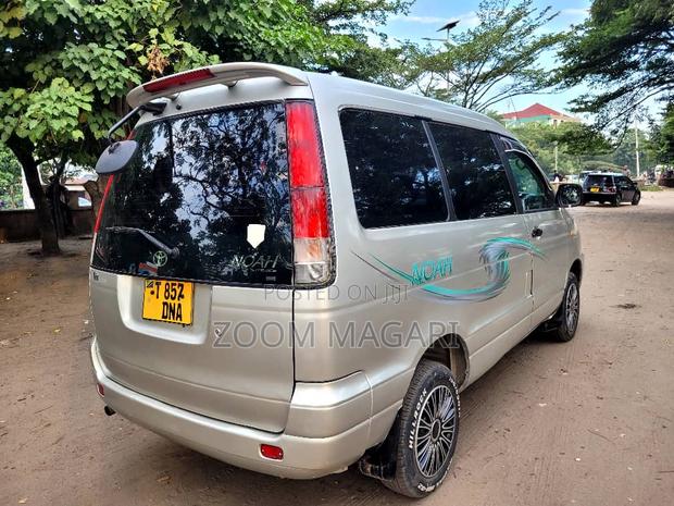 Toyota Noah 2002 Silver