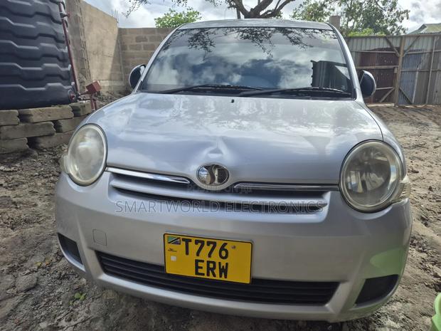 Toyota Sienta 1.5 FWD 2010 Silver