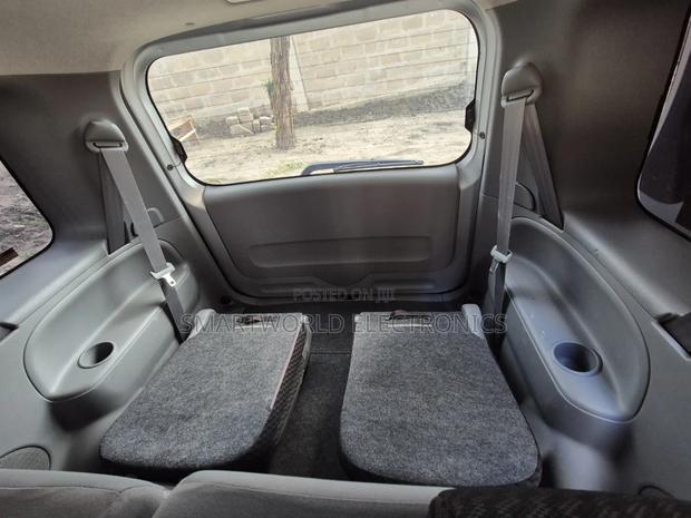 Toyota Sienta 1.5 FWD 2010 Silver