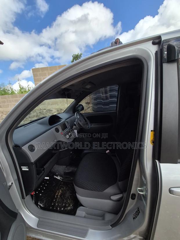 Toyota Sienta 1.5 FWD 2010 Silver