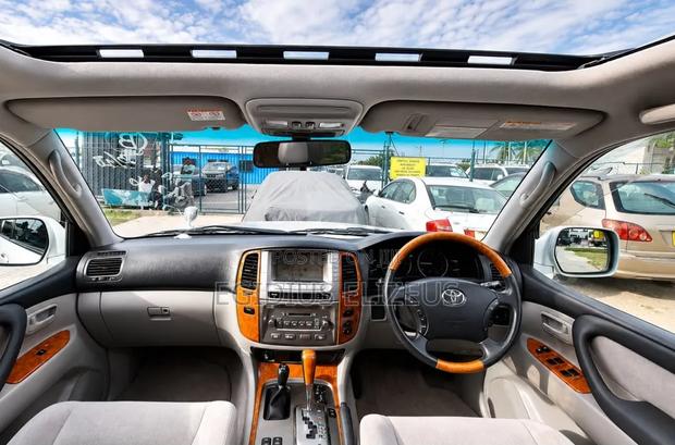 Toyota Land Cruiser 2005 White