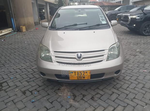 Toyota IST 2004 Gold