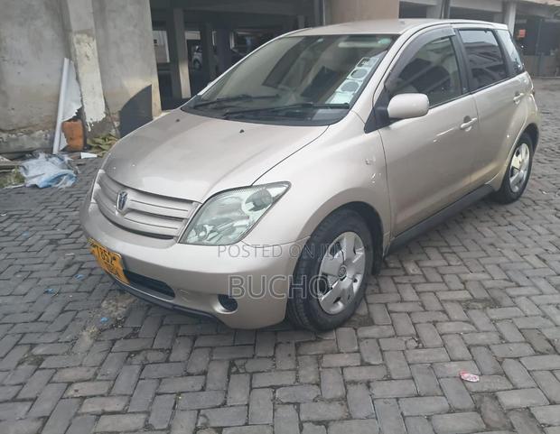 Toyota IST 2004 Gold