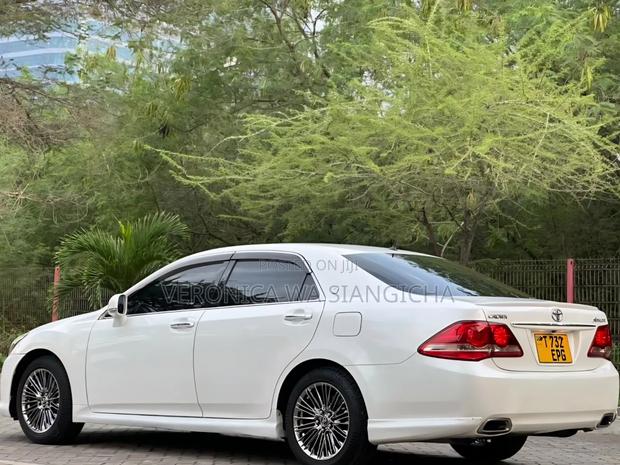 Toyota Crown 2009 White