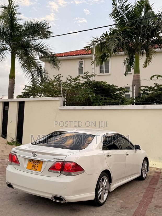 Toyota Crown 2010 White